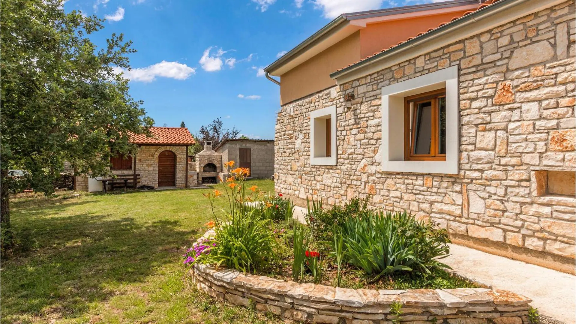 3 Bedroom Beautiful Home In Skicini Jursici